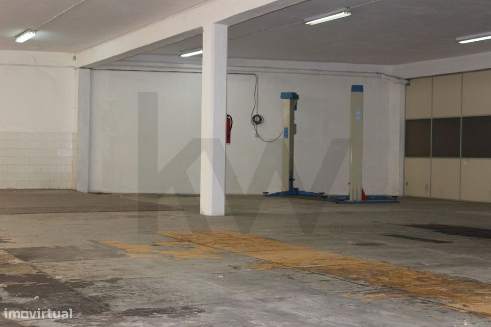 Armazém/ Garagem 1160 m2  perto da Rotunda da Boavista, Constituição,