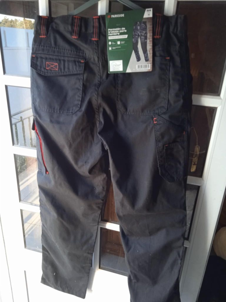Vendo calças de trabalho, cor preta tamanho 44
