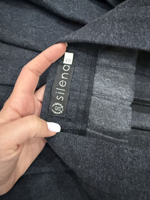 Тепла спідничка в складочку.Темно-синього кольору.