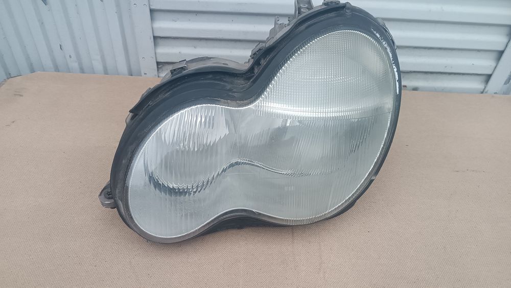 Vendo farol esquerdo de Mercedes C w203 ano 2000/11