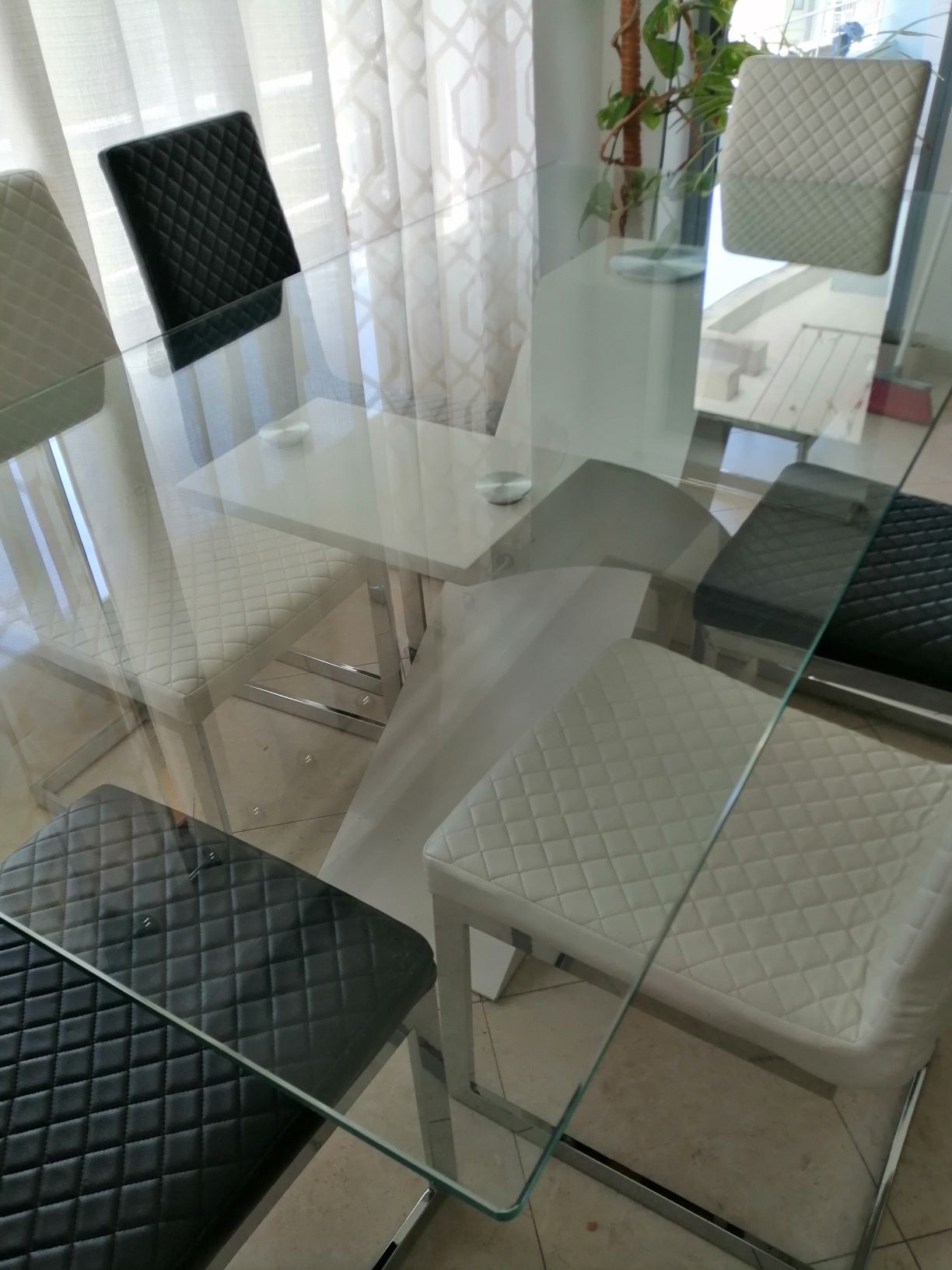 Mesa e cadeiras semi novo em bom estado