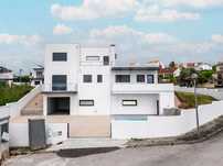 Moradia T4 NOVA Com Piscina e Garagem, Vermelha, Cadaval