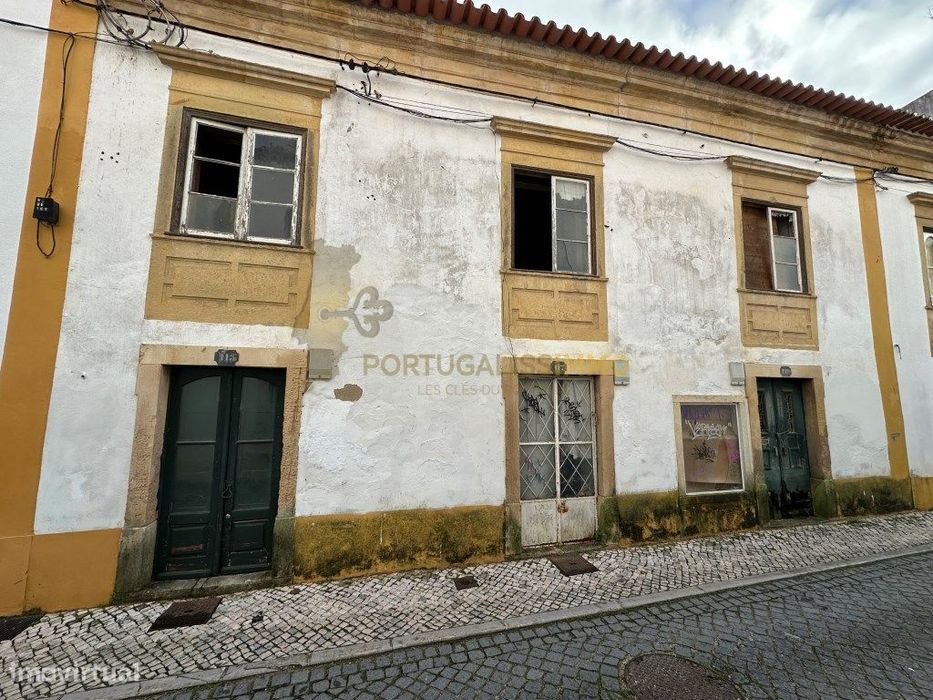 Oportunidade rara no coração do centro histórico de Tomar - Prédio ...