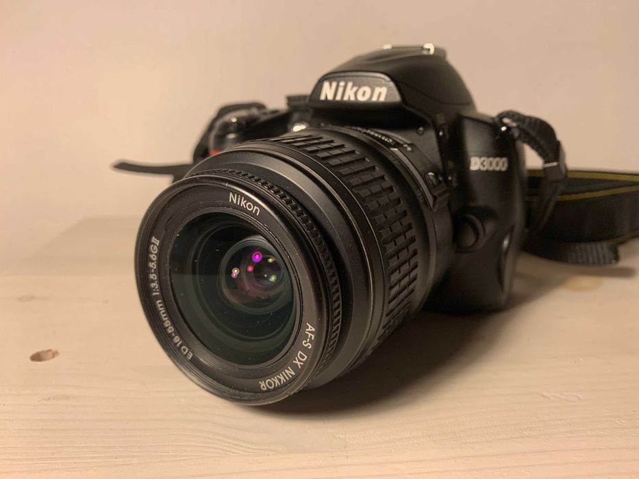 Lustrzanka  NIKON D3000 + Obiektyw Nikkor 18-55mm
