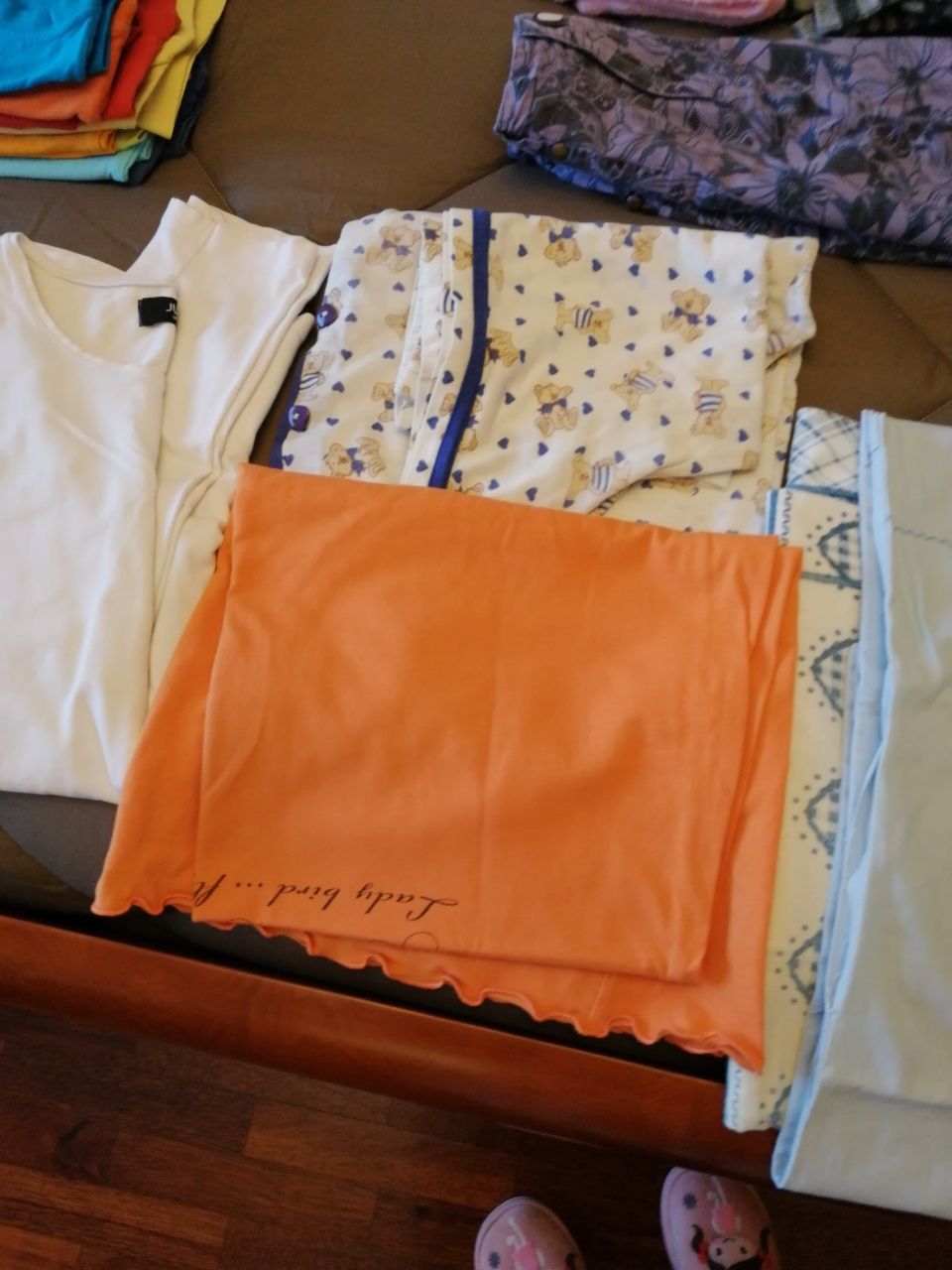 Saco com roupa de menina adolescente