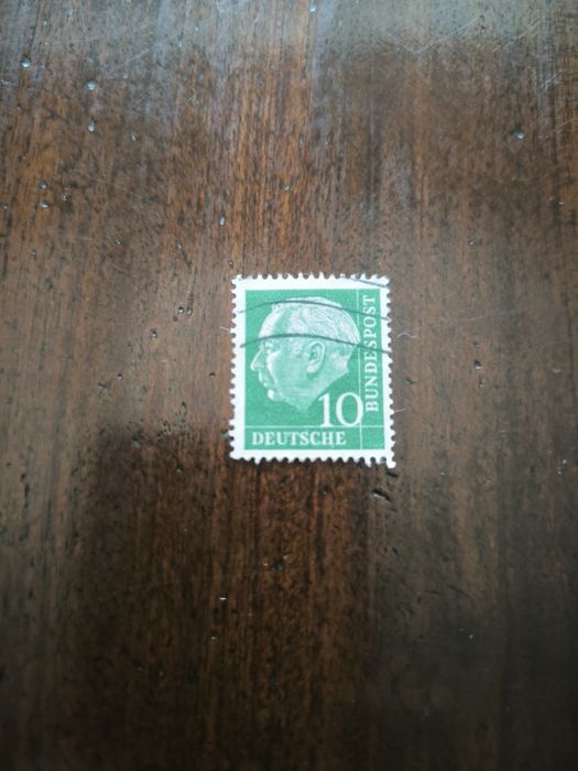 Selos (centenas de selos de vários valores)