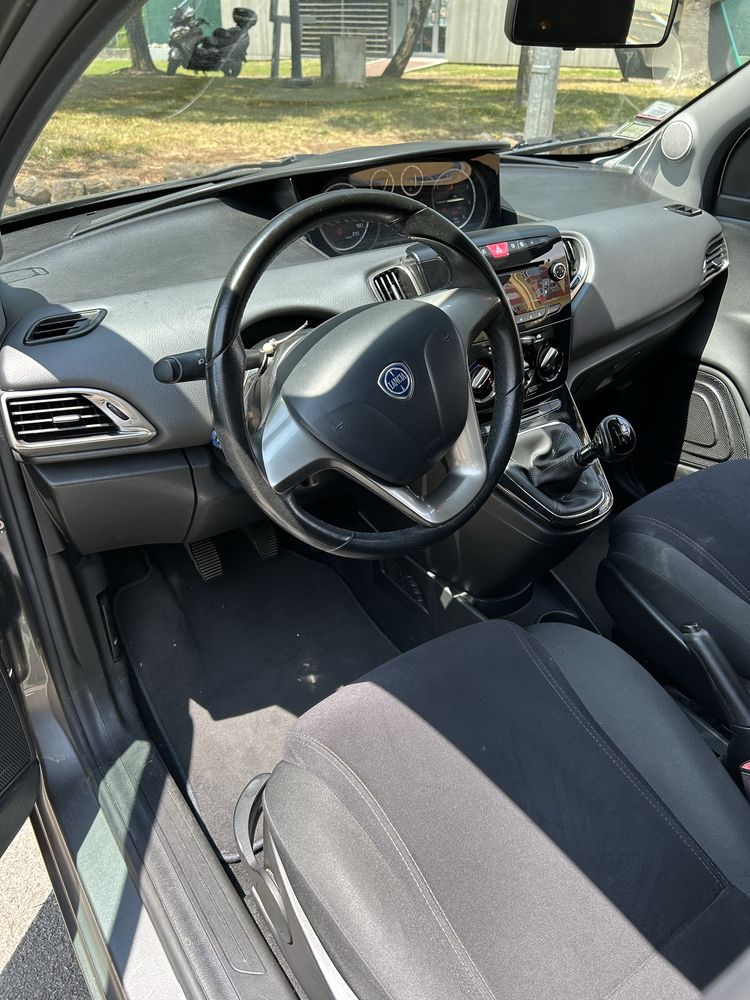 Lancia ypsilon 2014
