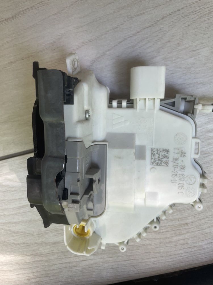 Замок передней двери Audi A3 8V A4 B9 A5 8W  Q5 80A