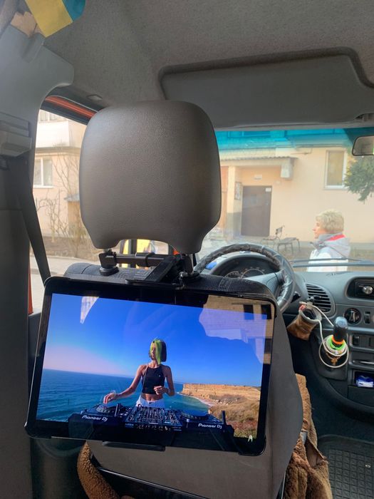 Кріплення планшета кріпиться на підголовник автомобіл