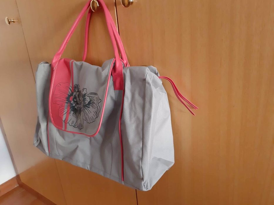Saco desportivo cinzento e rosa