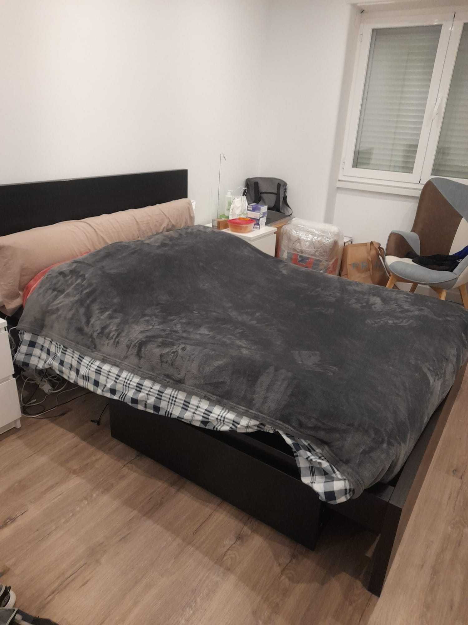 Cama de Casal com arrumação