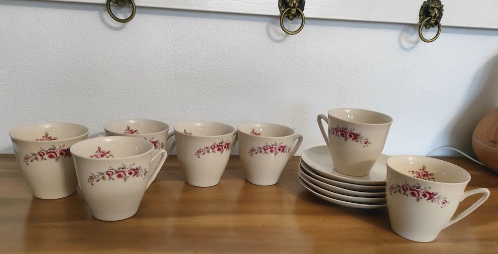 Tułowice porcelana filiżanki spodki róże 89