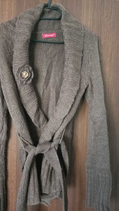 Sweter brązowy z paskiem rozmiar M L