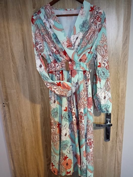 Sukienka wzorzysta kolor miętowy z dodatkiem paska