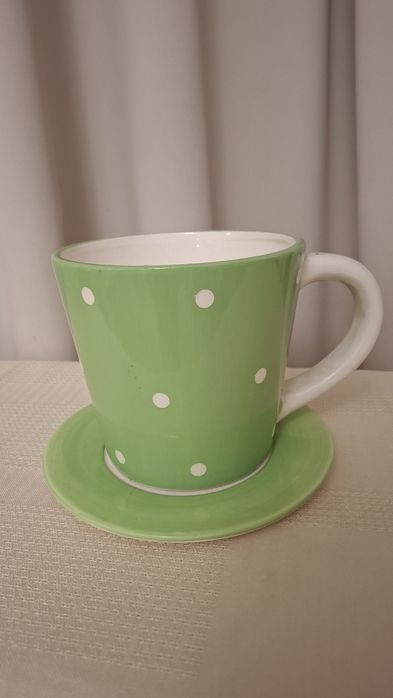 Doniczka ceramiczna o kształcie filiżanki ze spodkiem