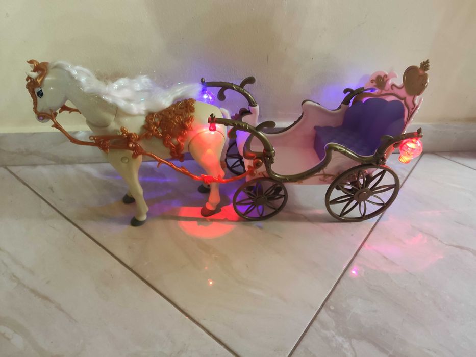 Karoca dla lalek Barbie z chodzącym koniem.