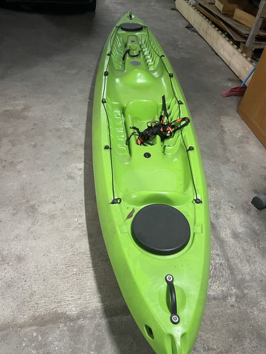 Kayak com pagaias e coletes