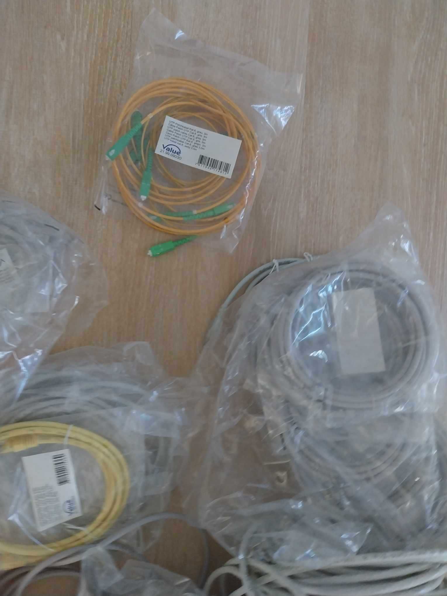 vende-se cabos de internet e de computadores e de televisões