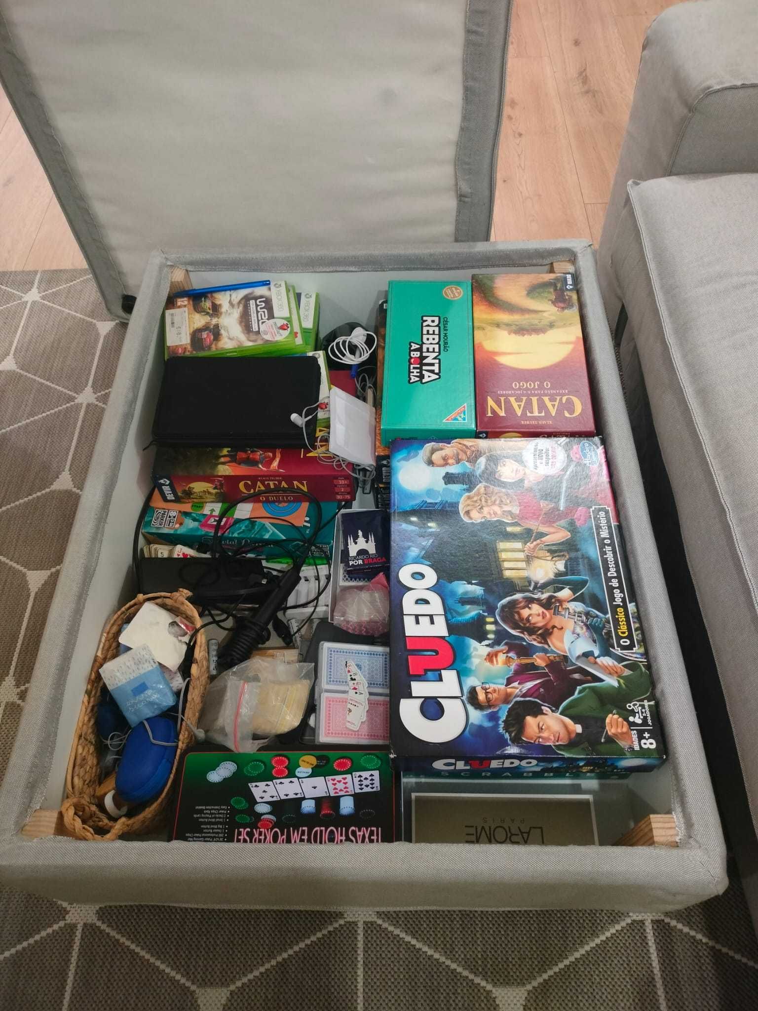 Sofá 3 lugares + Pousa pés com arrumação