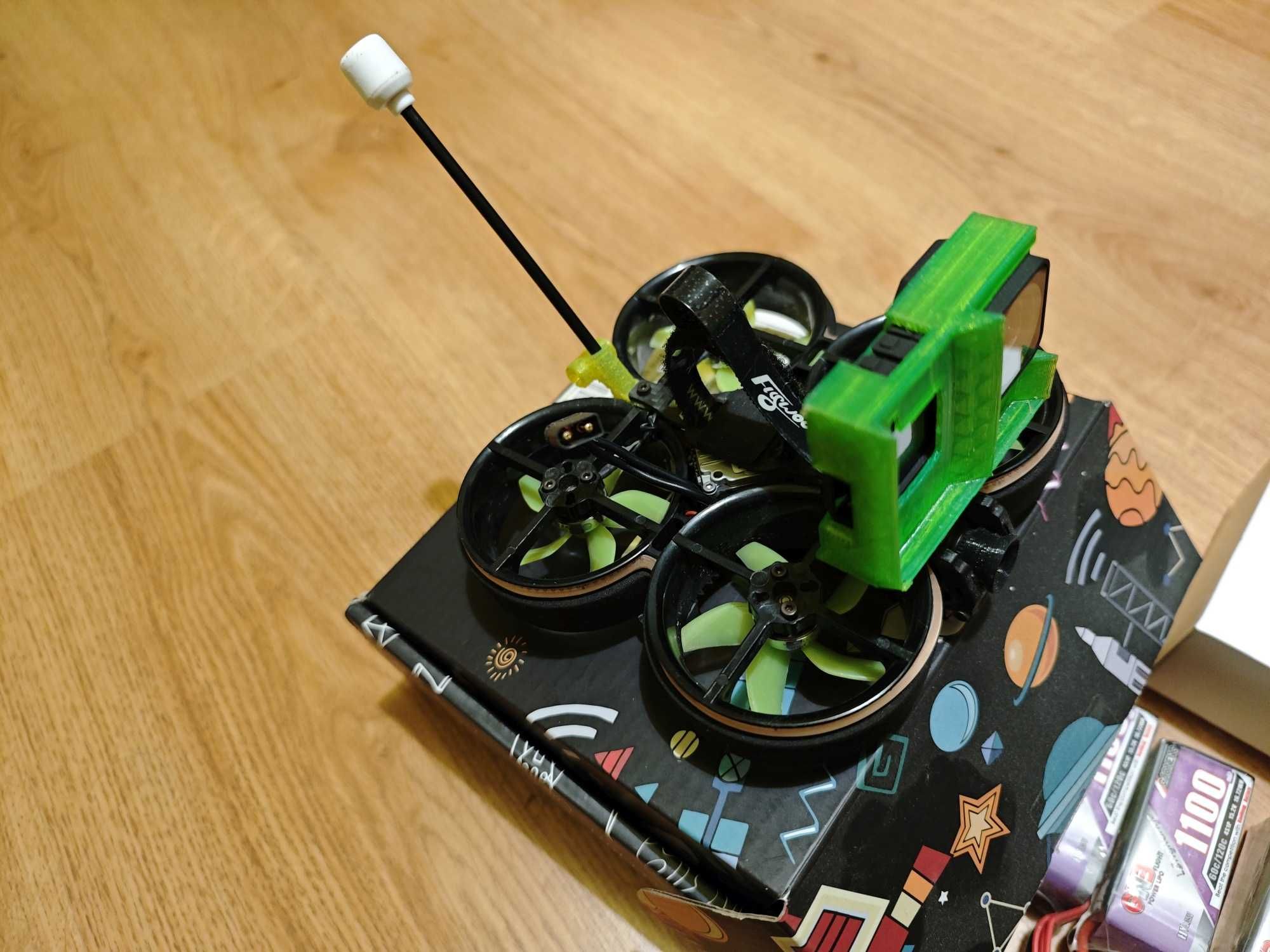 Dron fpv Flywoo Cinerace 20 HD z Gopro 8 Naked i 8x akku