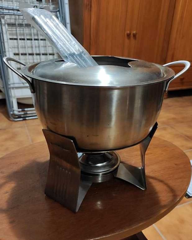 Fondue em inox com garfos