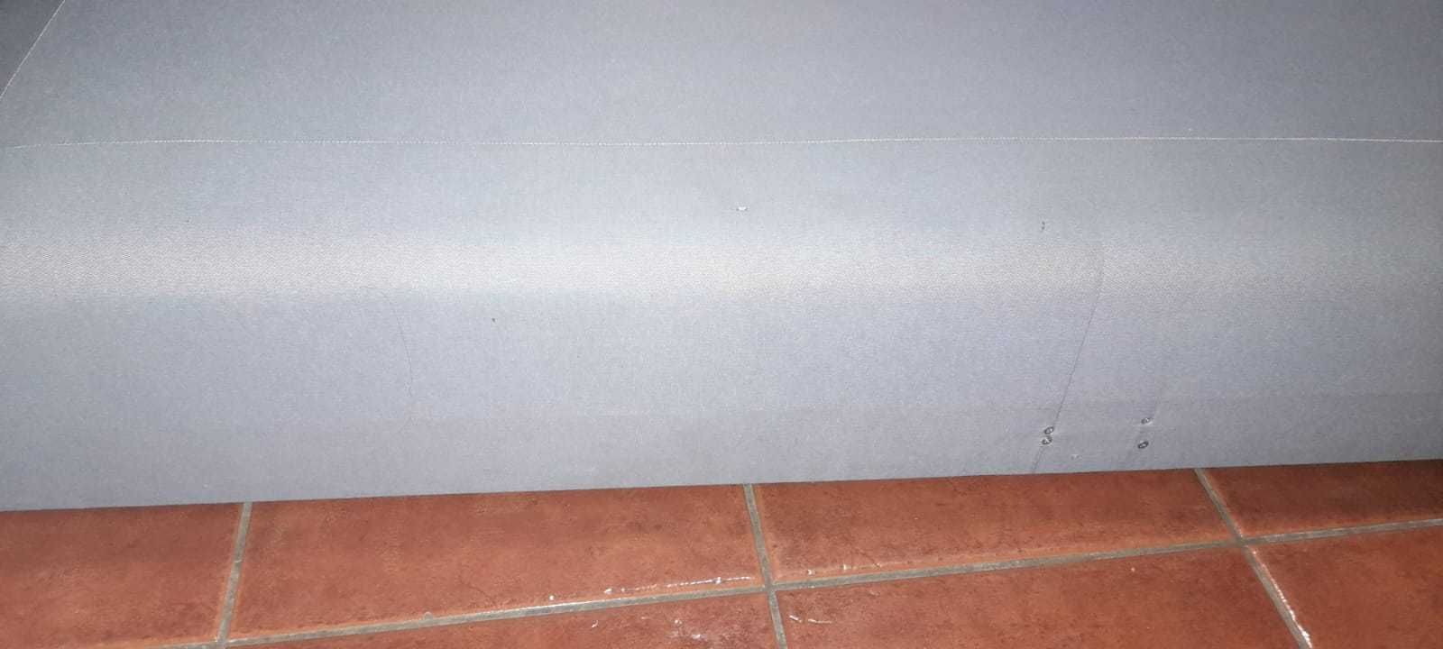 Cama de casal cinzenta