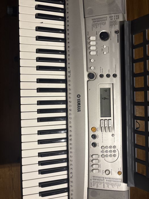 Keyboard Yamaha PSR-E303 + zasilacz + statyw PROEL + pulpit na nuty
