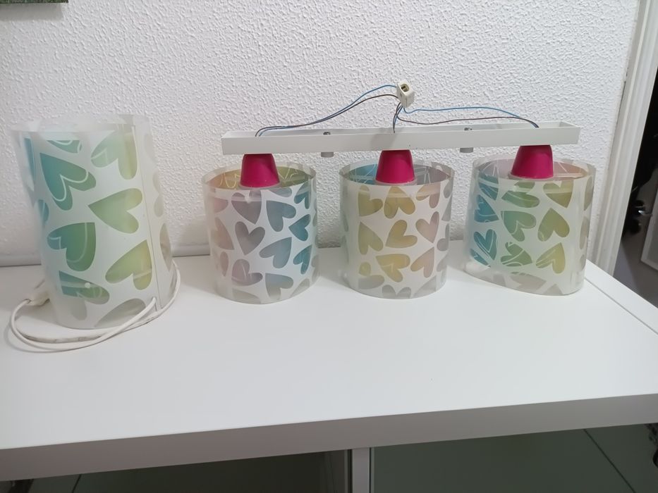 Candeeiro tecto e mesa cabeceira para quarto criança