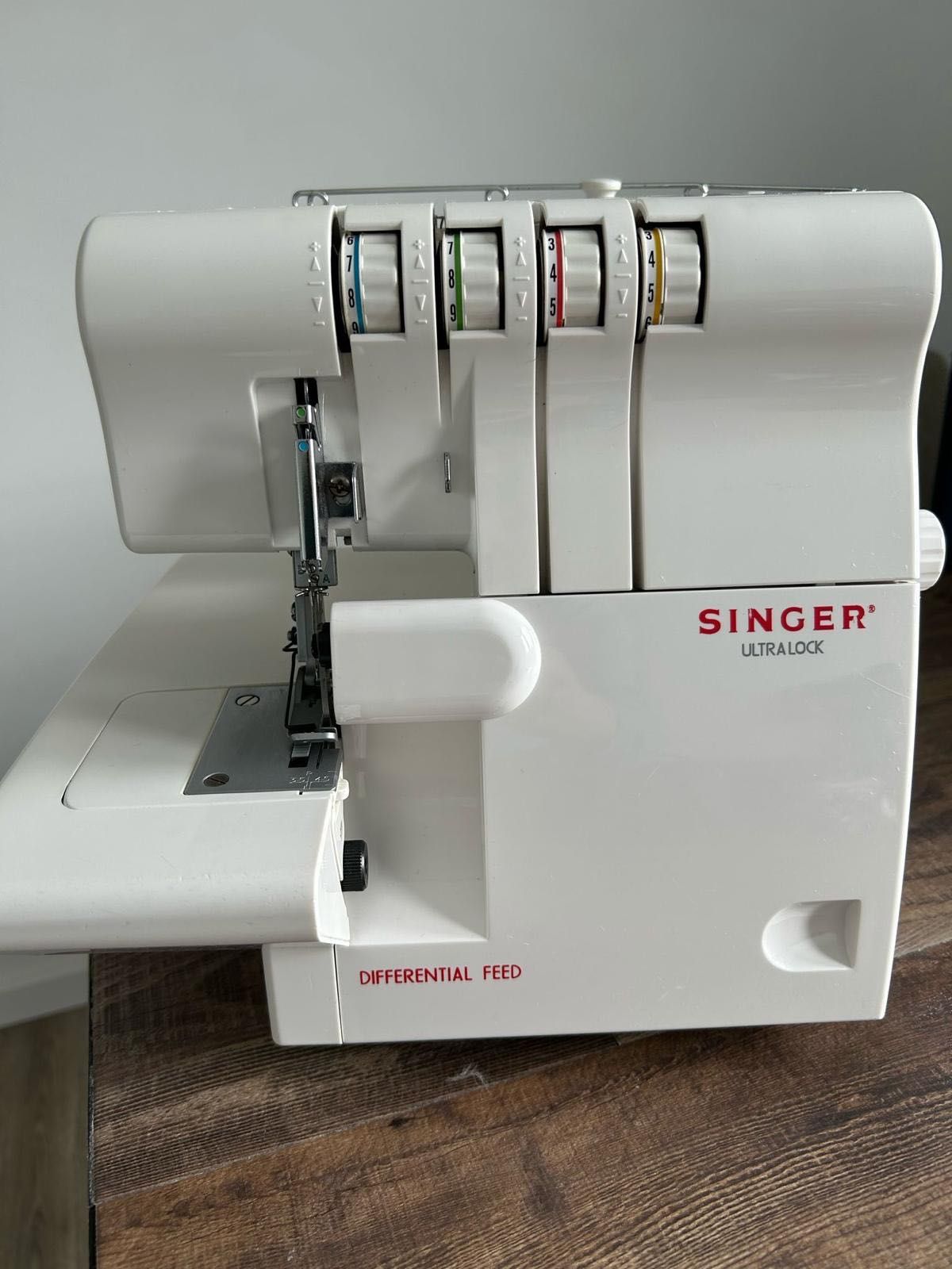 Máquina Corte e Cose Singer Ultralock