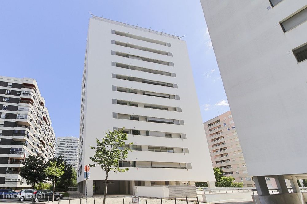 Espaçoso e luminoso Apartamento T3, com Varandas, Garagem e Vista Rio,