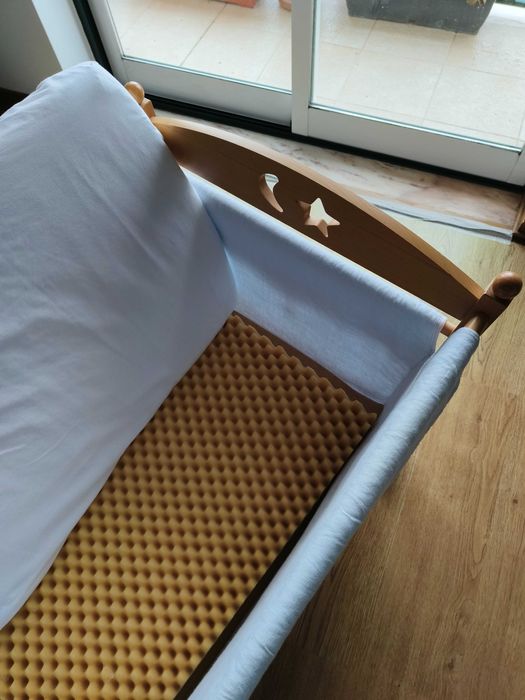 Berço de bebé de madeira