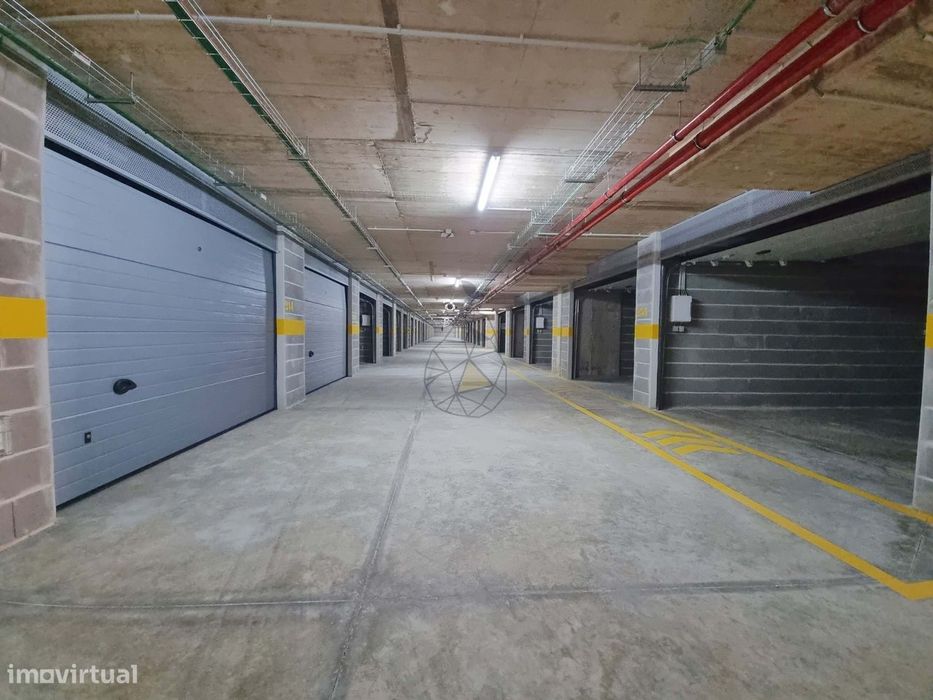 Garagens Box à Venda em Portimão — de 16 m² a 28 m², entre a estação d