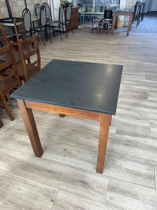 Diversas Mesas e bancos