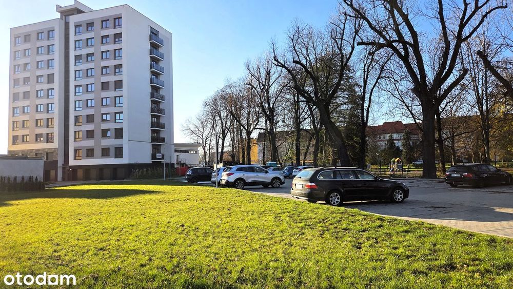 Garaż na terenie zamkniętym, oświetlonym i monitorowanym, w centrum