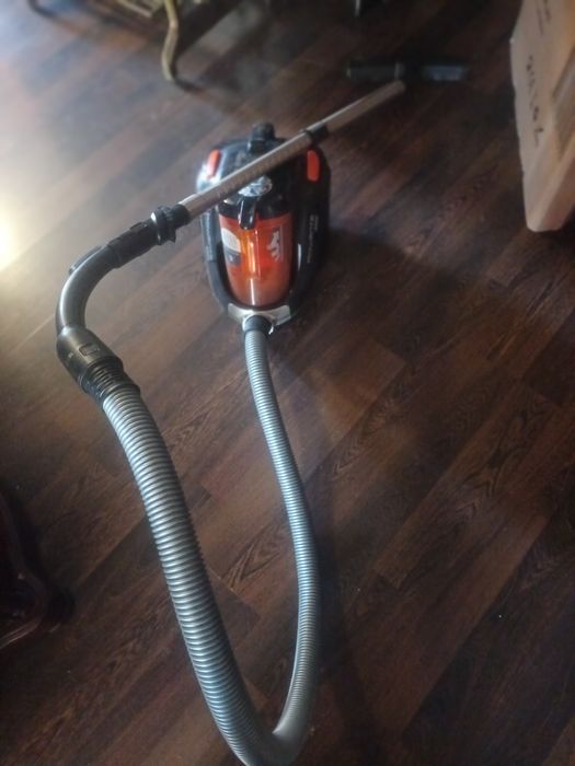 Vendo aspirador rowenta em bom estado sem avaria  a trabalhar bem.