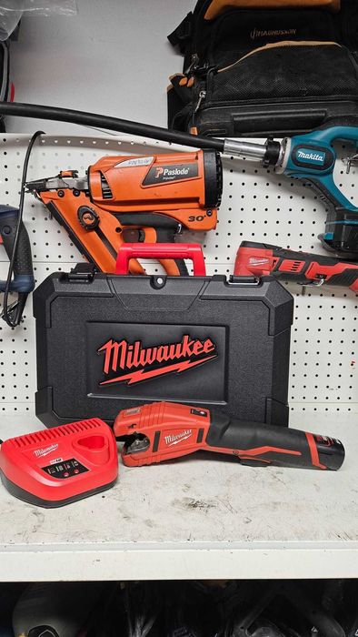 Obcinak do rur Milwaukee C12pc + Ładowarka + akumulator 2ah