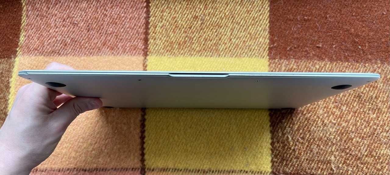 Apple MacBook Air 13" Early 2014 Photoshop/Illustrator/DaVinci/Office