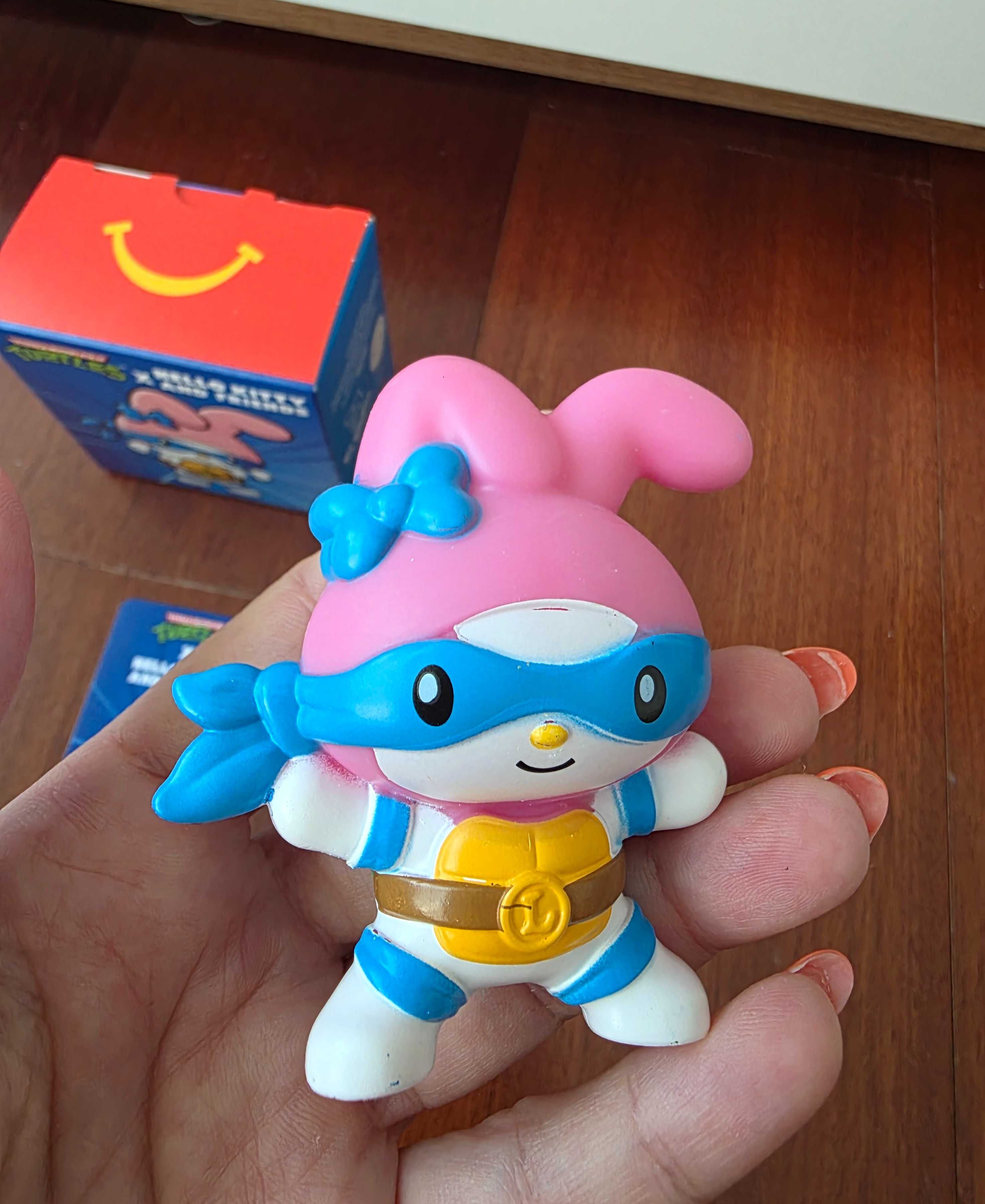 2 Brinquedos TM Ninja Turtles x Hello Kitty - caixas vermelha e azul