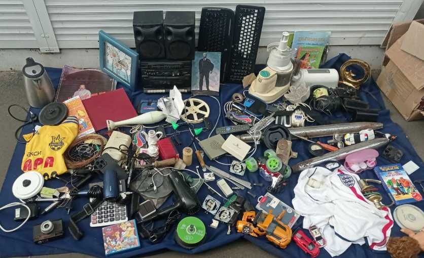 хлам на дачу одним лотом з барахолки спаковане в коробку