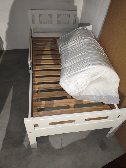 Cama de criança com proteção lateral