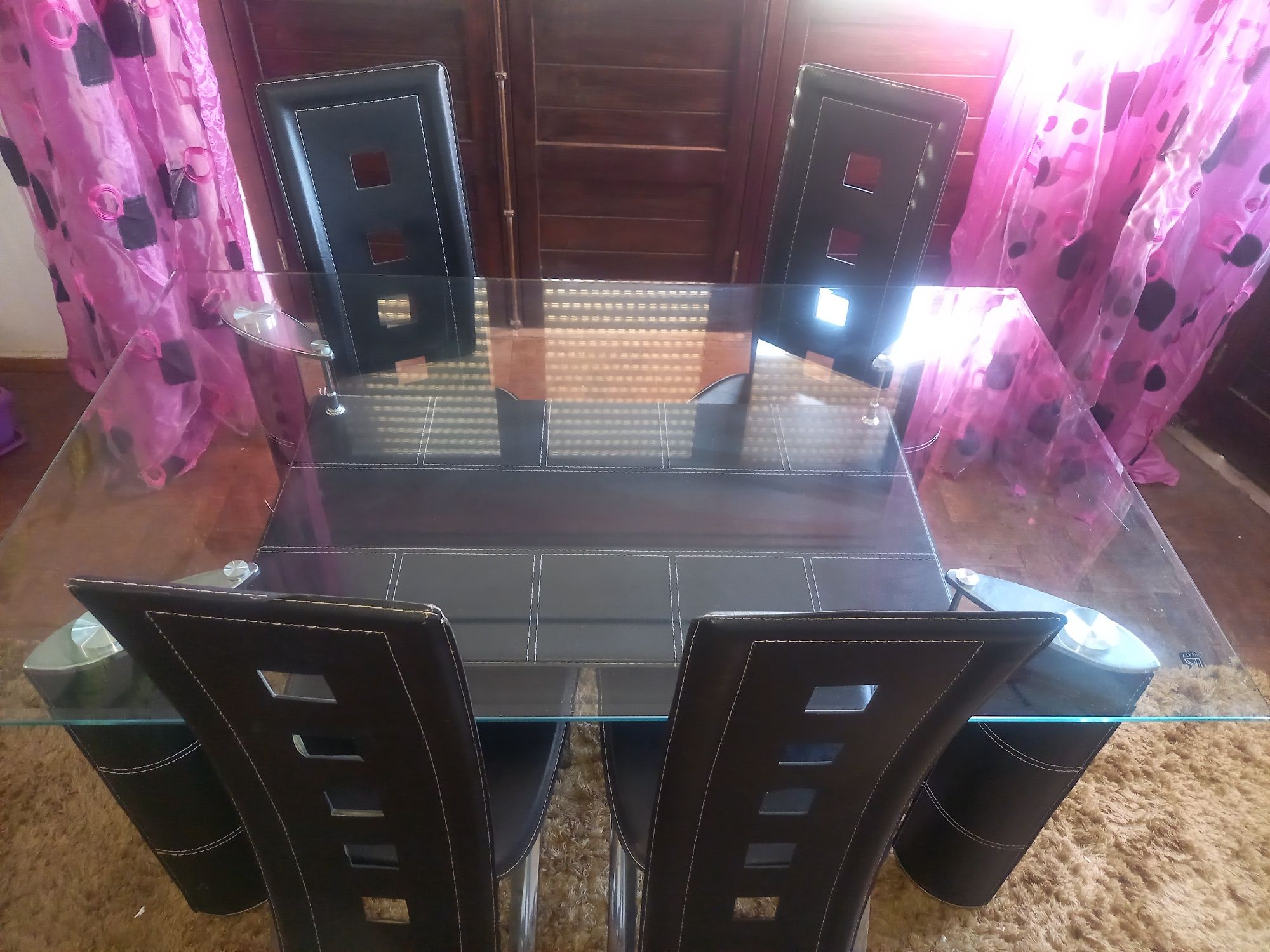 Mesa de sala com 6 cadeiras