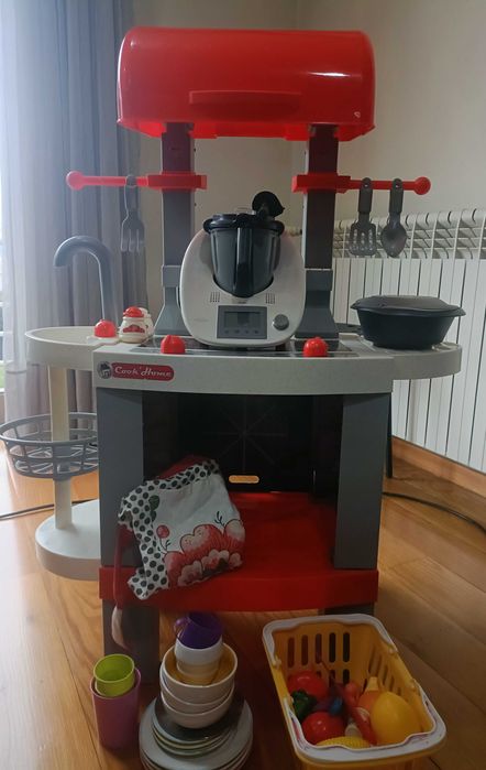 Cozinha de plástico praticamente nova com oferta da Bimby.