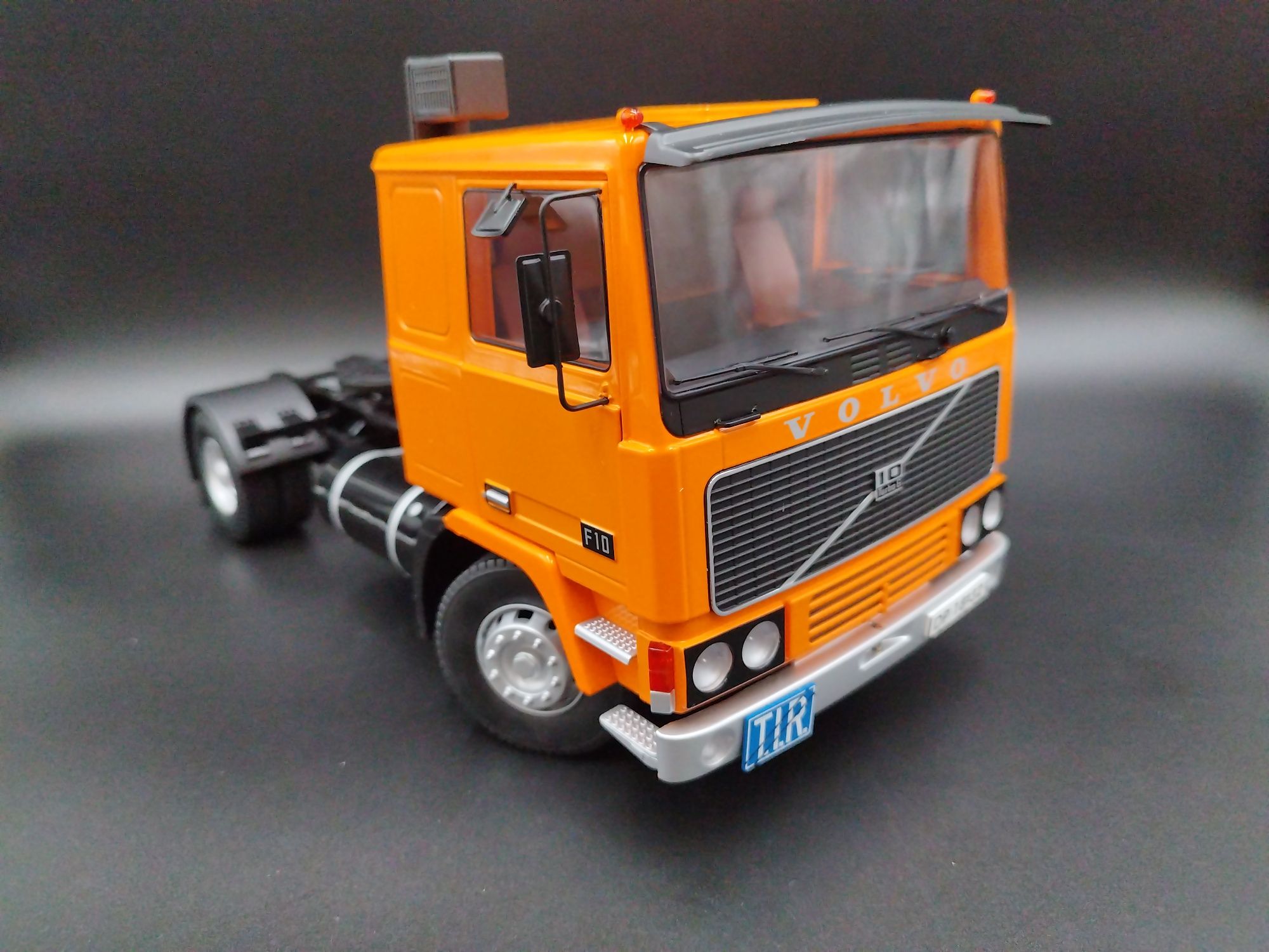 1:18 Road Kings 1977 Volvo F10 Truck orange model