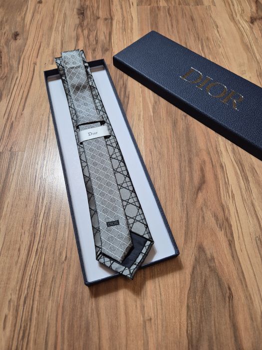 Szary / srebrny krawat Dior jedwabny