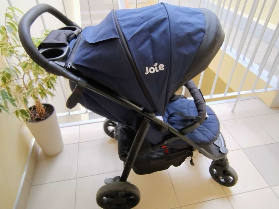 Super lekka spacerówka marki Joie kolor granatowy