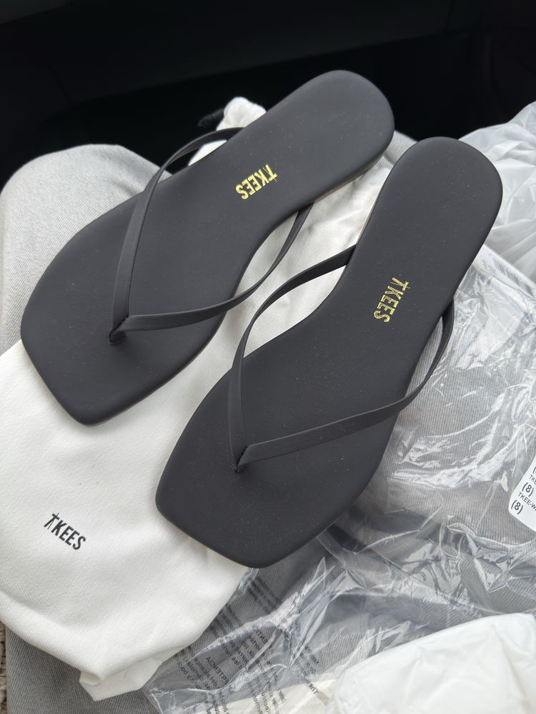 Нові шльопанці TKEES