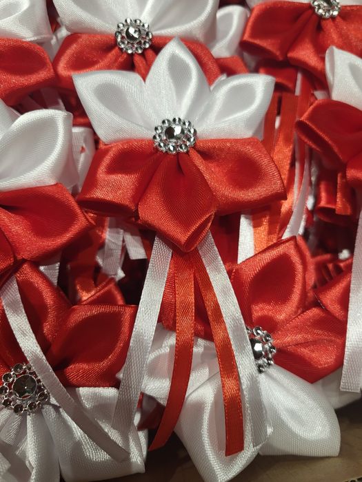 30 kotylionów biało czerwone