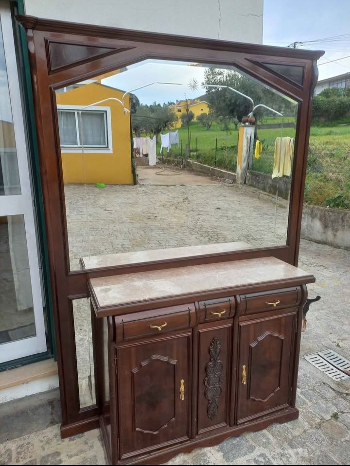 Sapateira com espelho.