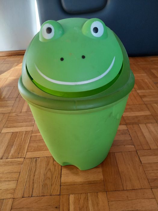 Żabka kosz na śmieci