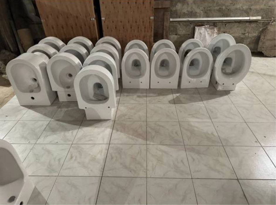 Унитаз подвесной керамический с крышкой.